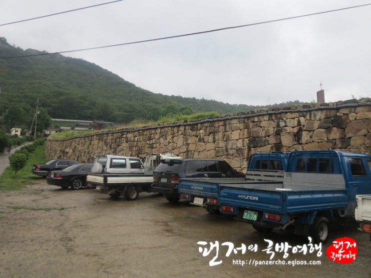  복원한 발포진성 서쪽과 흔적만 남아있는 동쪽