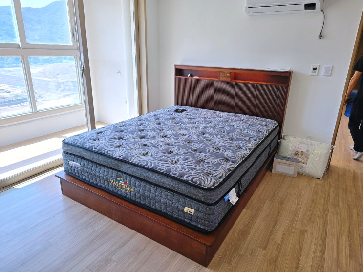  원목침대와 5인용 코너쇼파로 아늑한 풍경