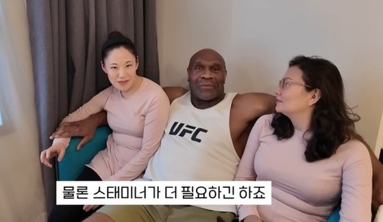 “아내 2명과 같은 침대서 잔다”…부인들 깜짝 공개한 ‘2m男’ 누구길래 “아내 2명과 같은 침대서 잔다”…부인들 깜짝 공개한 ‘2m男’ 누구길래