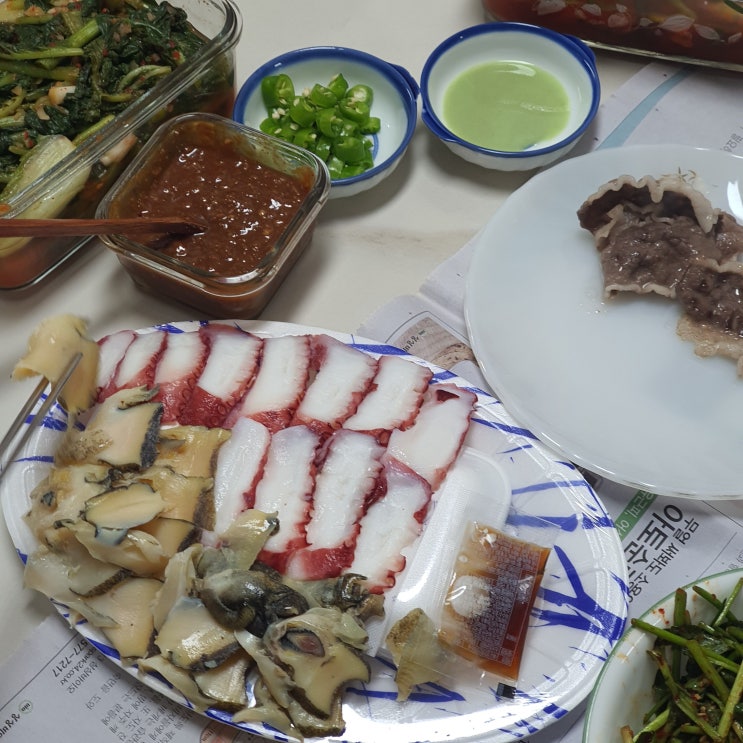 소고기 구이 등심 차돌박이 살치살에 미나리 무침 문어 갑오징어 소라 음식 조합