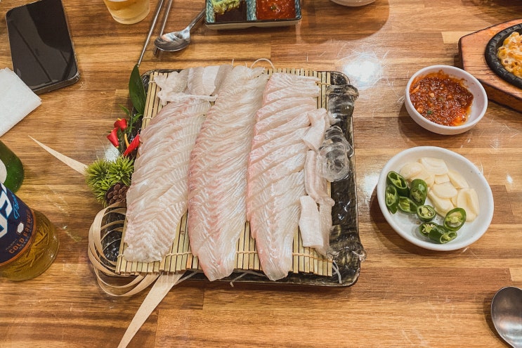  독산 형제회세꼬시에서 클래식하게 광어에 멍게로 한잔