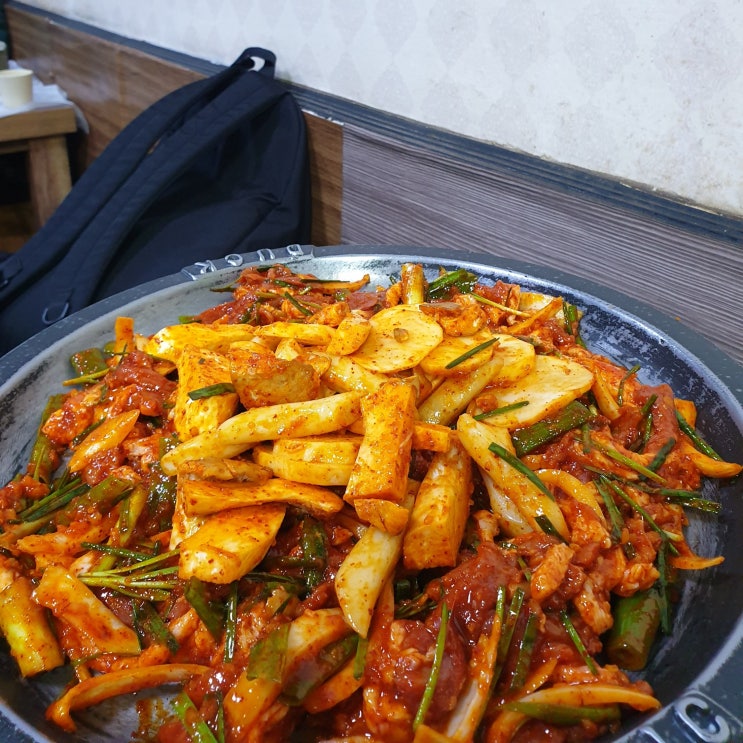 맛집_경주 황리단길/대릉원_화랑오리고기: 맛깔나는 밑반찬과 푸짐하고 신선한 오리불고기