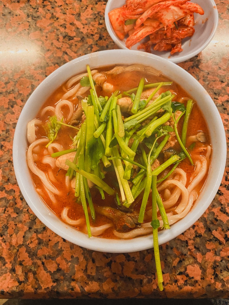 알탕에 칼국수 말아주는 신당 하니칼국수 줄 서서 먹어봤던 날