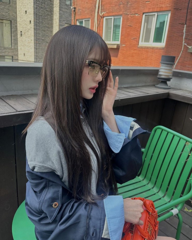  원영적 사고로 접근한 고혹적인 빨간 레드백으로 여성 명품 브랜드 미우미우 마테라쎄 가방