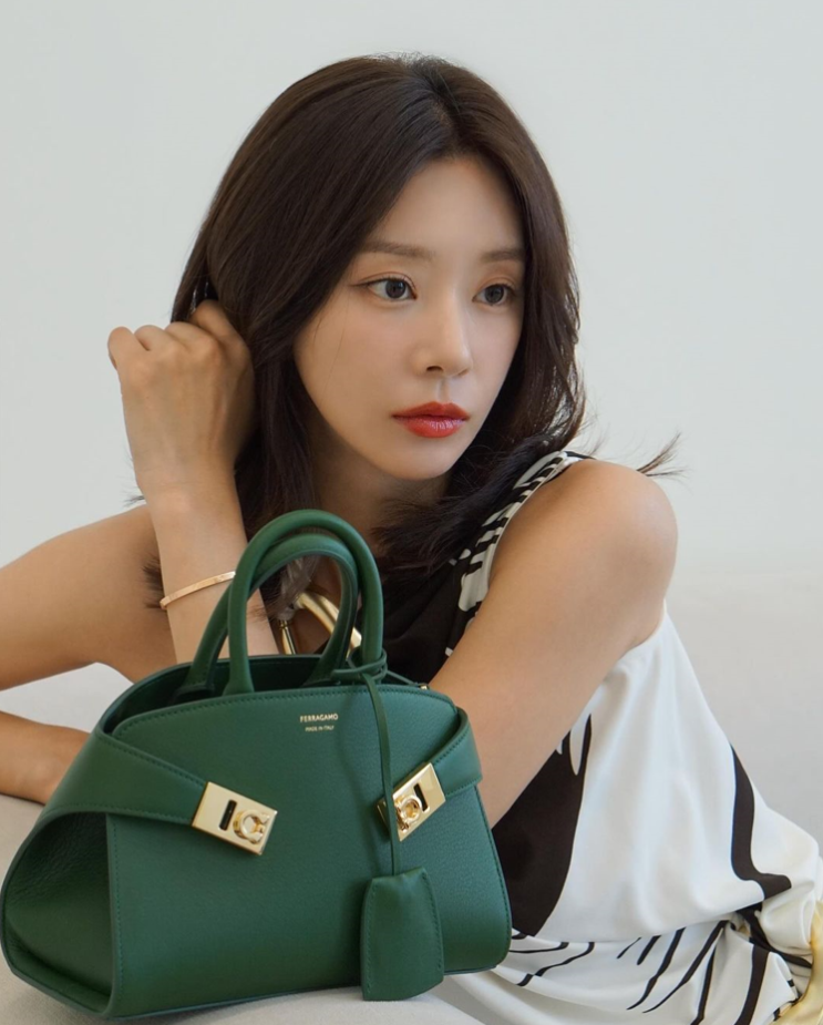  아름다운 모습을 보여준 이주빈의 가방으로 여자 연예인 잇백인 명품 브랜드 페라가모 허그 토트백 추천