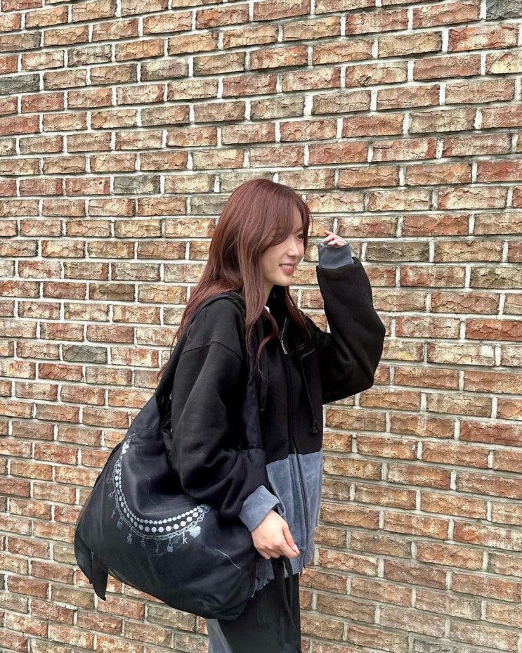  화창한 날 임수향과 함께한 백화점 브랜드의 나일론 원단 주얼리 여자 빅 에코백 타입 가방 추천