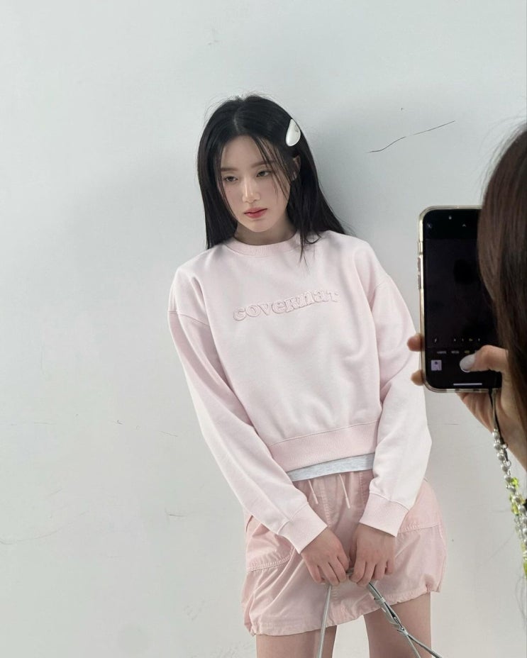  초 여름까지도 입기 좋은 매력적인 크롭 여성 스웻셔츠로 슈화가 입은 커버낫 여자 맨투맨 코디