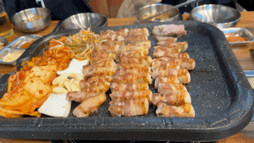  마곡나루역 도니랑김치생삼겹 | 김치와 고기 모두 구워주는 집