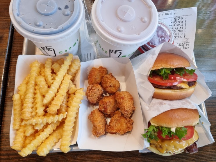 송도 가로수길 쉑쉑버거에서 쉑버거와 감자튀김 그리고 치킨 바이트 송도 가로수길 쉑쉑버거에서 쉑버거와 감자튀김 그리고 치킨 바이트