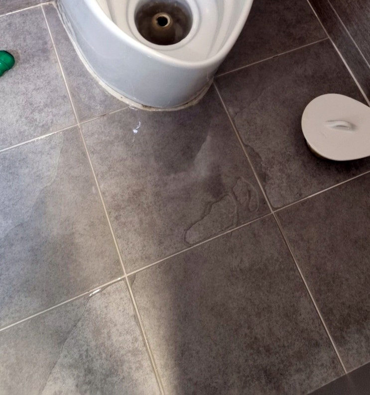  화장실 막힘 소변기 바닥으로 역류할 때 요석제거하고 뚫는 방법