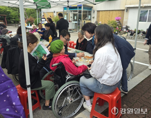 요양보호사 절반이 60~70대 … ‘노인이 노인을 돌보는 사회’ 요양보호사 절반이 60~70대 … ‘노인이 노인을 돌보는 사회’