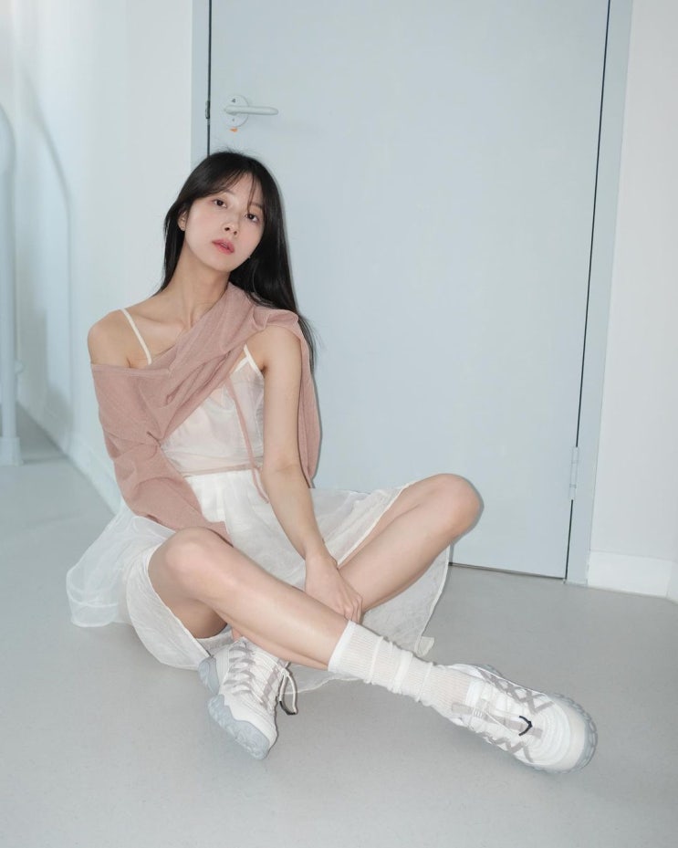  여자 운동화로 발레코어룩과 고프코어룩 유행을 잘 나타낸 휠라 에샤페 레이스 여성 신발 추천 w. 민하