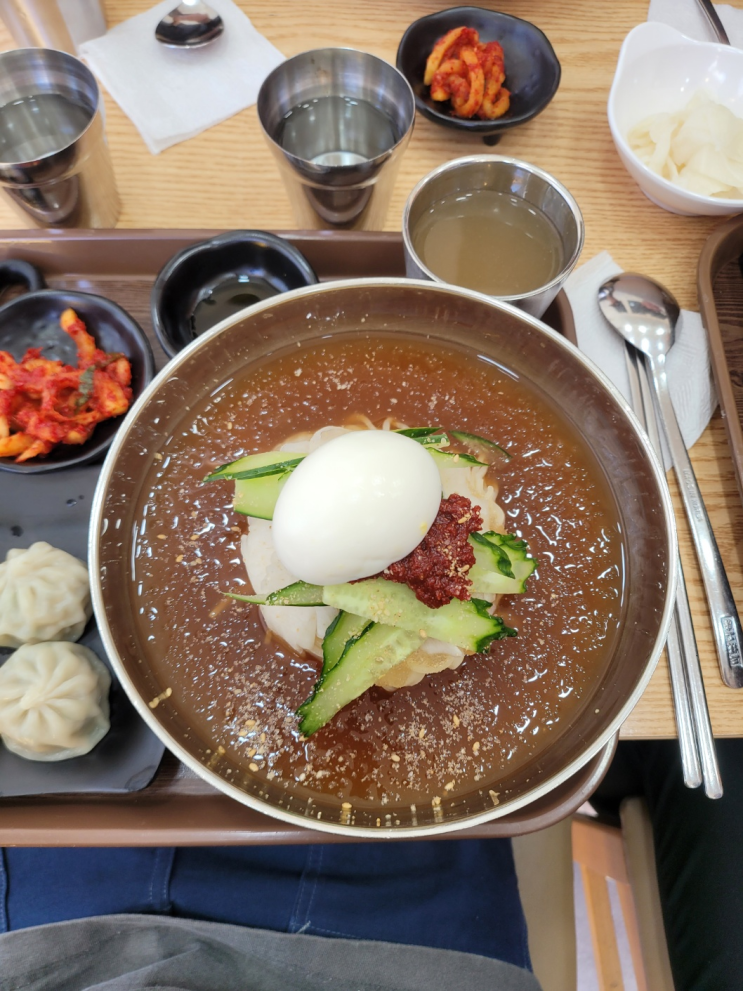  밀엔고(밀면엔 고기, 여름엔 밀면)
