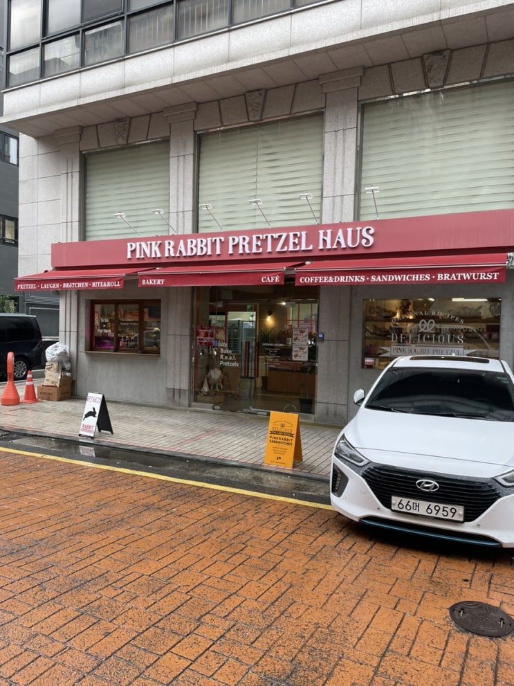  강남 논현역 카페 프레첼 맛집 핑크래빗프레첼하우스