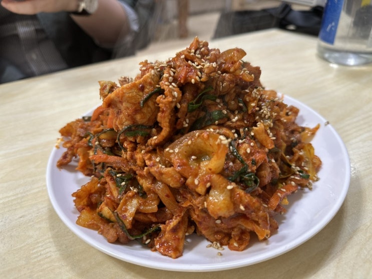  제육볶음 폭탄 극강의 가성비 집밥스타일 한식 맛집 강동역 “군산식당” 리뷰