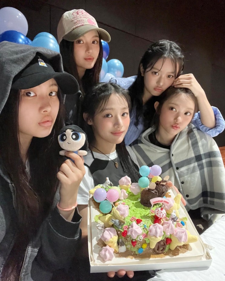 뉴진스 민지, 멤버들과 20살 생일 자축..."울지마요, 즐거운 일만 있을 것" 뉴진스 민지, 멤버들과 20살 생일 자축..."울지마요, 즐거운 일만 있을 것"