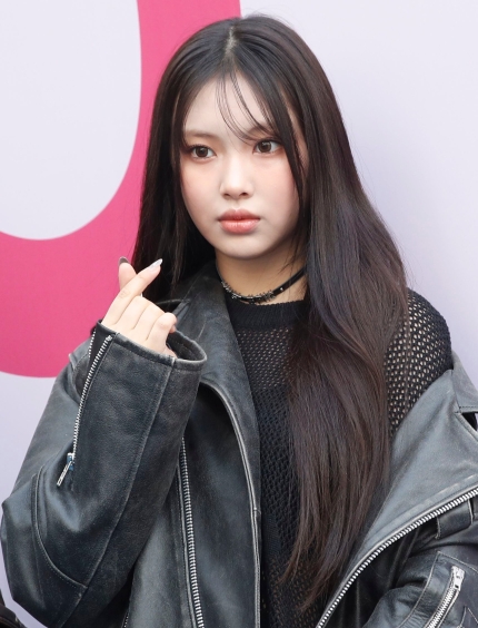 <b>뉴진스 혜인</b>, 발등 ‘미세골절’ 부상으로 공식활동 <b>불참</b>... 