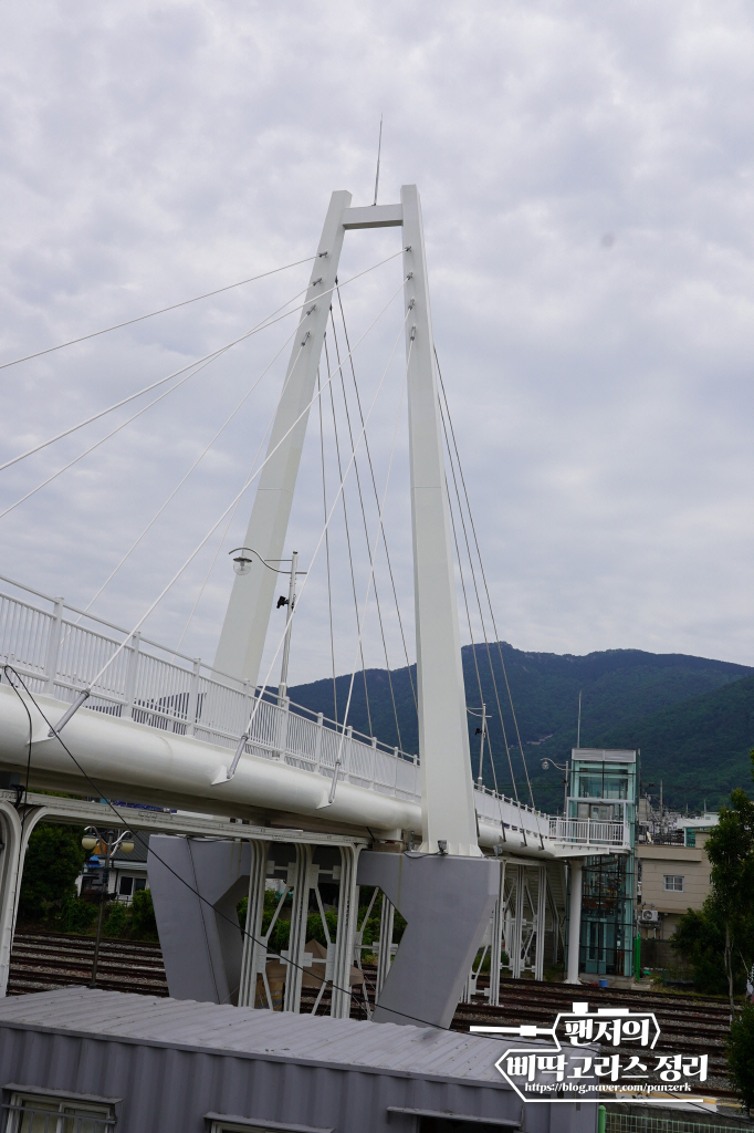  새롭게 단장한 진해역 육교