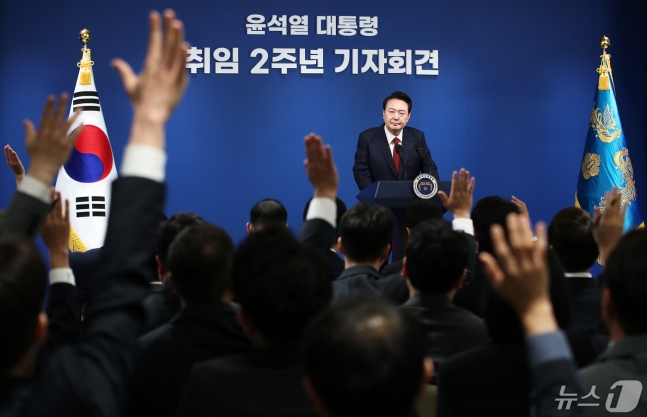 尹 "금투세 폐지, 야당 협조 구할 것"…'밸류업'도 힘받나 尹 "금투세 폐지, 야당 협조 구할 것"…'밸류업'도 힘받나