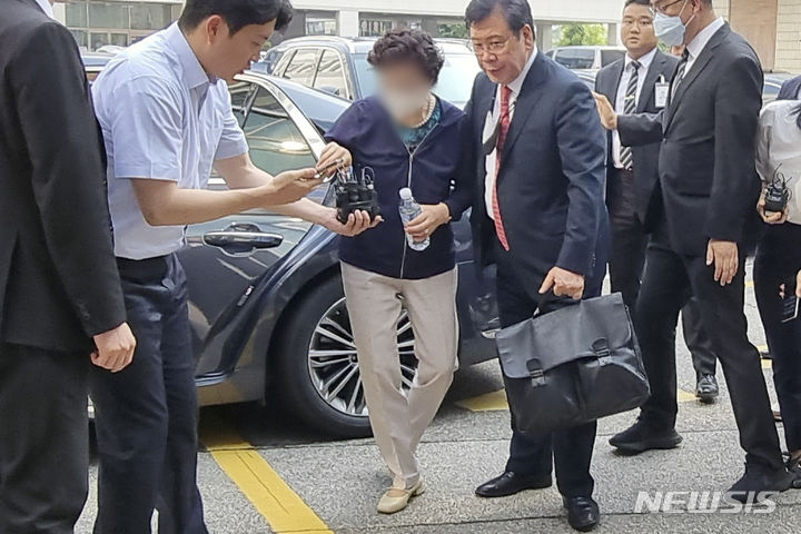 왜 원하지 않는 <b>가석방</b>을? 윤 <b>대통령</b> 장모 ‘<b>가석방</b> 논란 원하지... 