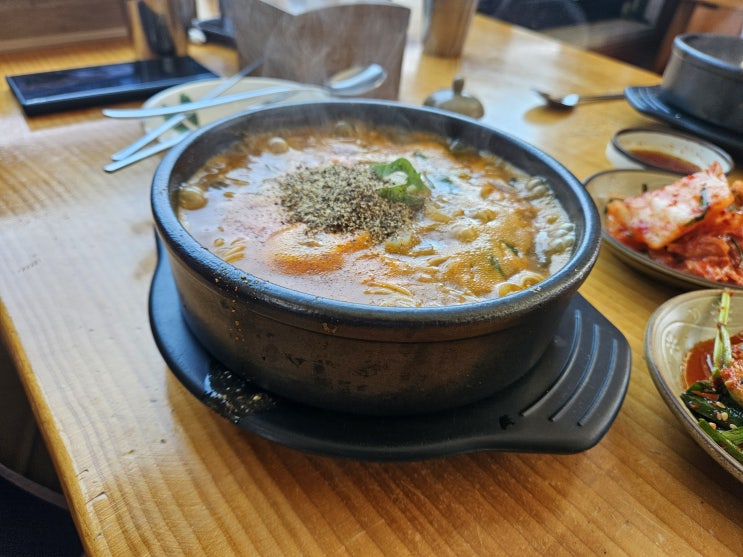  평일 점심에 지인들과 방문한 '지리산어탕국수'
