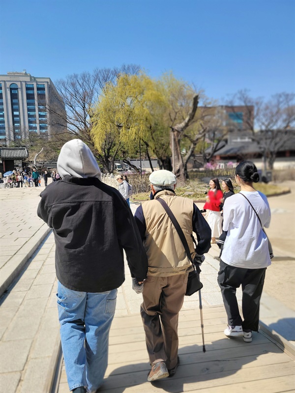 구순 넘긴 시아버지와 외식... 이게 신기한 일인가요? 구순 넘긴 시아버지와 외식... 이게 신기한 일인가요?