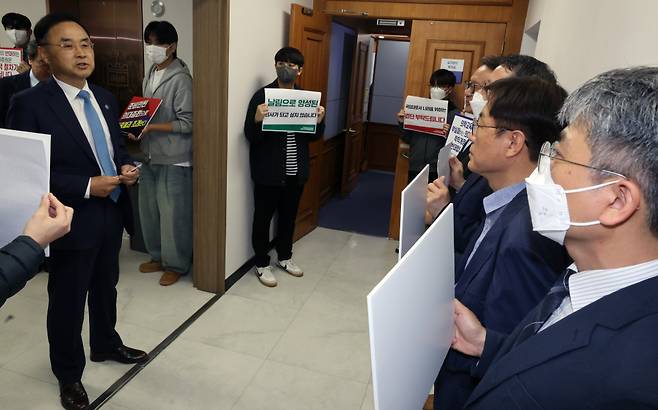 시국선언 발표한 <b>국립대 교수들</b> “정부 전방위 압력…의대... 
