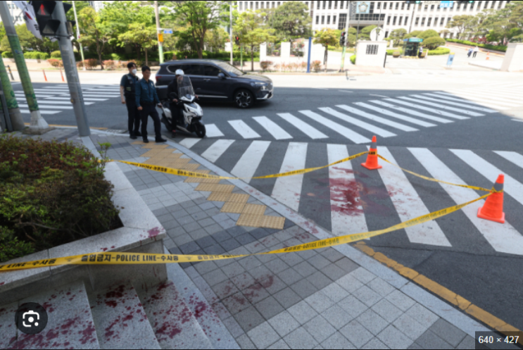 부산 법조타운 <b>법원</b> 칼부림 <b>살인</b>사건 50대 <b>유튜버</b> 누구?... 