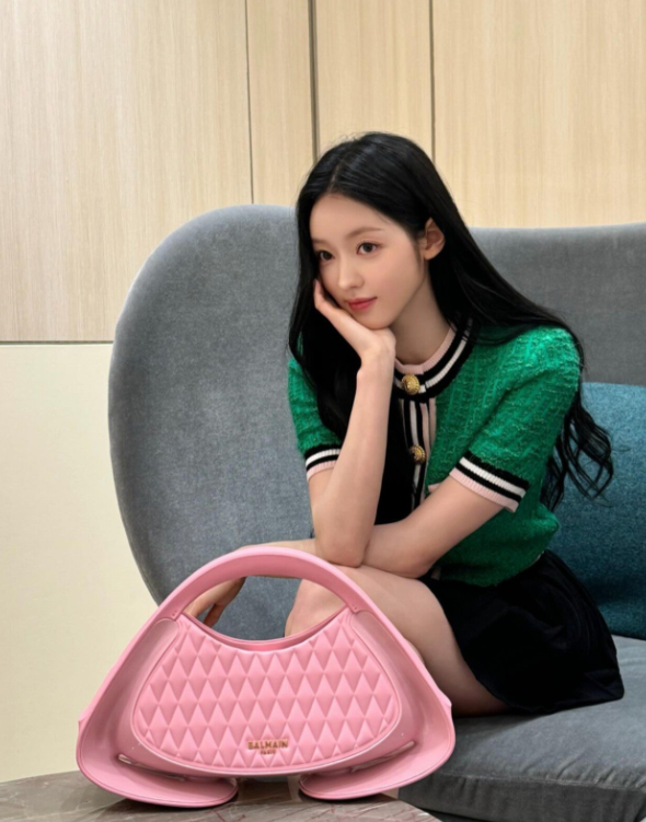  6월 여름 20대 여자 결혼식 하객룩 패션으로 유아가 입은 고급스런 명품 브랜드 발망의 트위드 니트 반팔 가디건 코디
