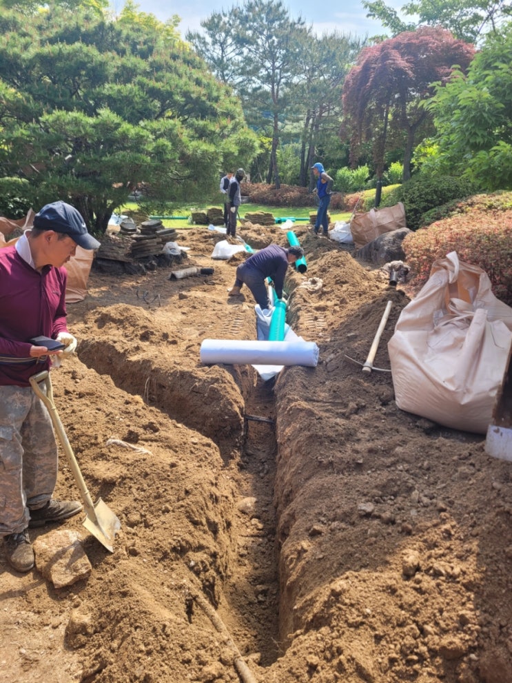  미니굴삭기 서울 용산구 파트너스하우스 잔디제거 후 배수로시공 유공관작업(허니미니중기)
