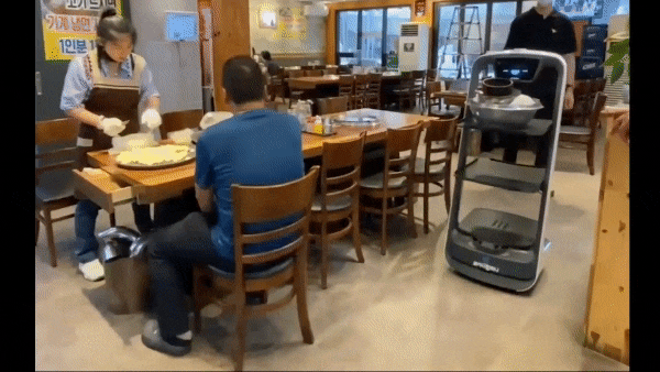  푸두봇의 완벽한 서빙기술을 직접 확인해보세요!