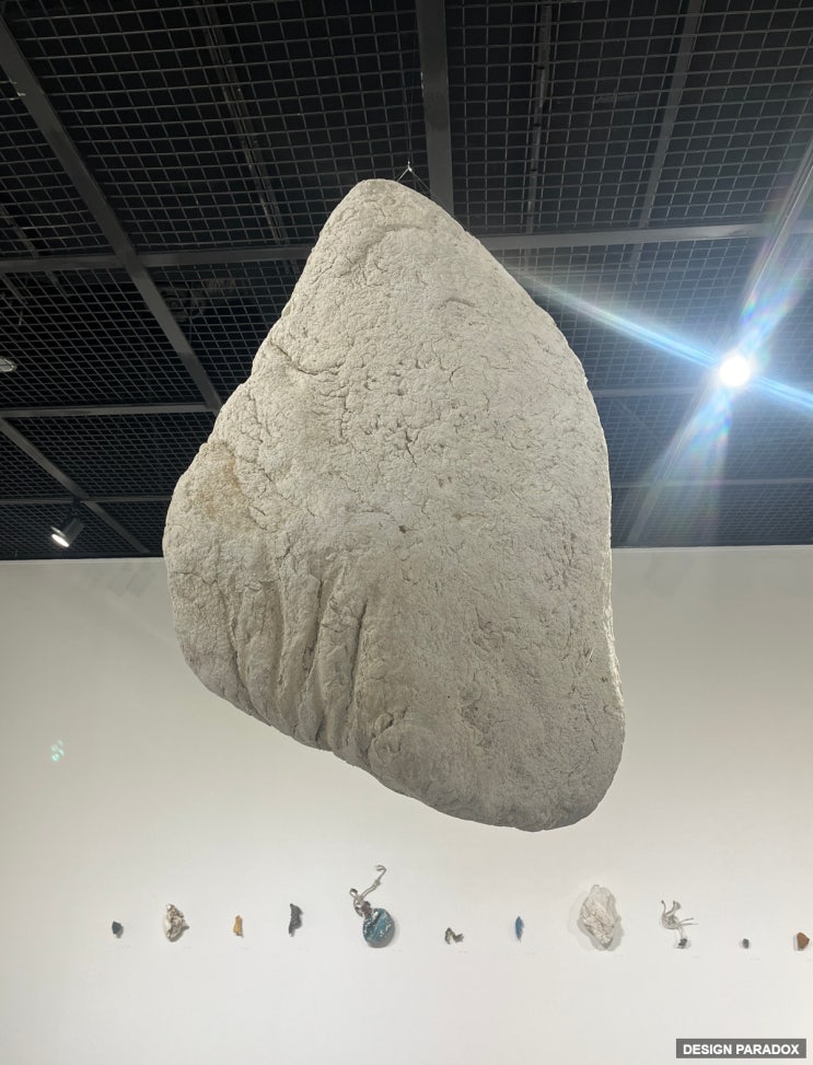  장한나 작가의 지구를 위한 소네트 '뉴 락' 성남 큐브미술관 전시