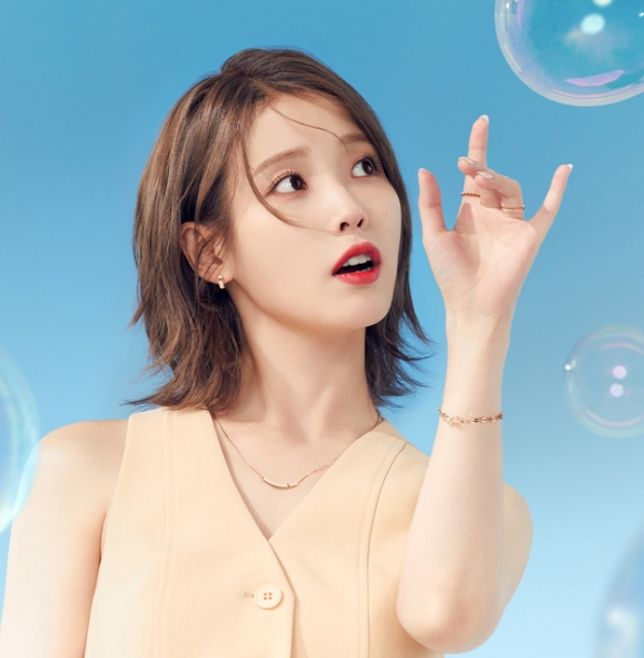 아이유 청량한 여름 주얼리 장착 로즈골드 메탈 아이유 청량한 여름 주얼리 장착 로즈골드 메탈