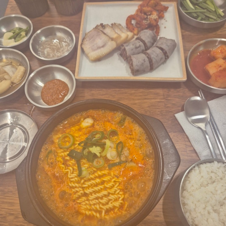  담미온 강남역 국밥집 순대국 부대찌개 여러가지 한식 파는 신상맛집