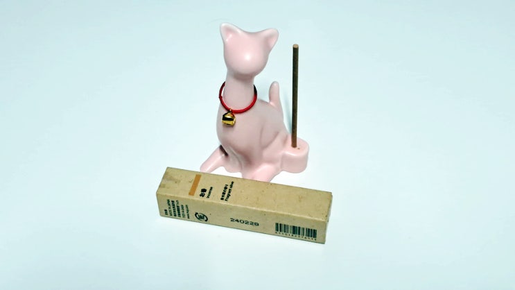 고향이 홀더에 무인양품 MUJI 금목서 인센스 스틱은 향이 좋다. 고향이 홀더에 무인양품 MUJI 금목서 인센스 스틱은 향이 좋다.