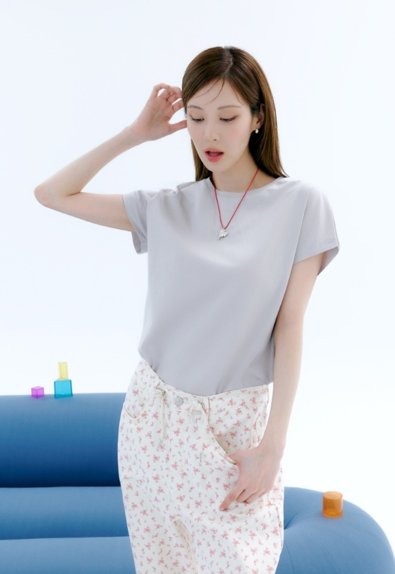  여자 여름 꾸안꾸 제대로 살리는 편안한 코디로 서현이 입은 코튼 소재의 블라우스 코디