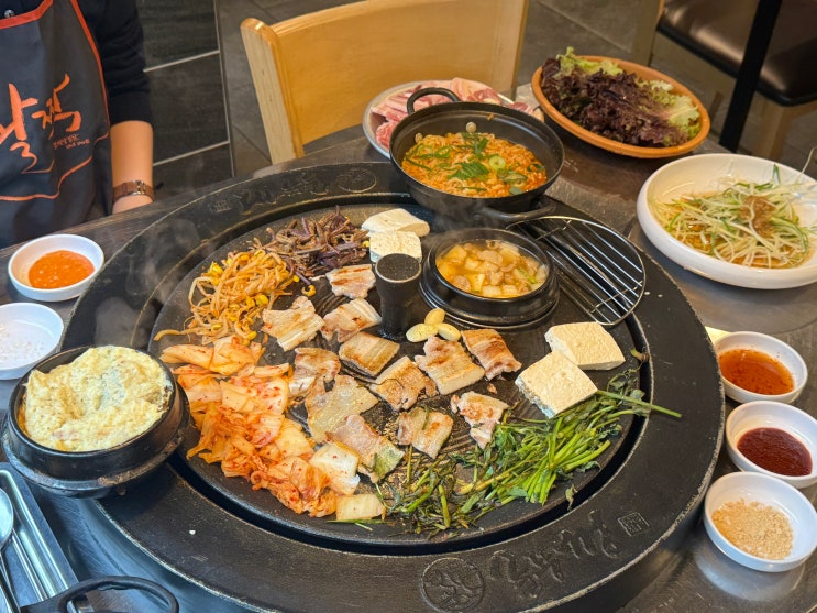 명동 삼겹살 푸짐하고 맛있는 천하제일솥뚜껑 명동점