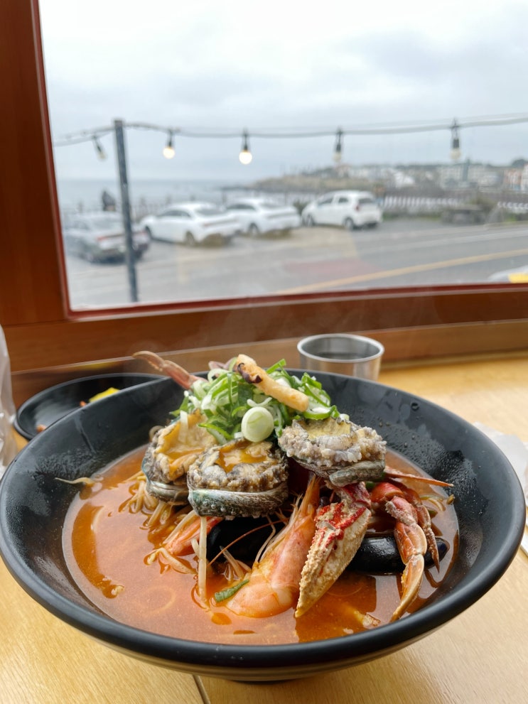  맛있는 라면 취식, 애월 맛집  바다보는날