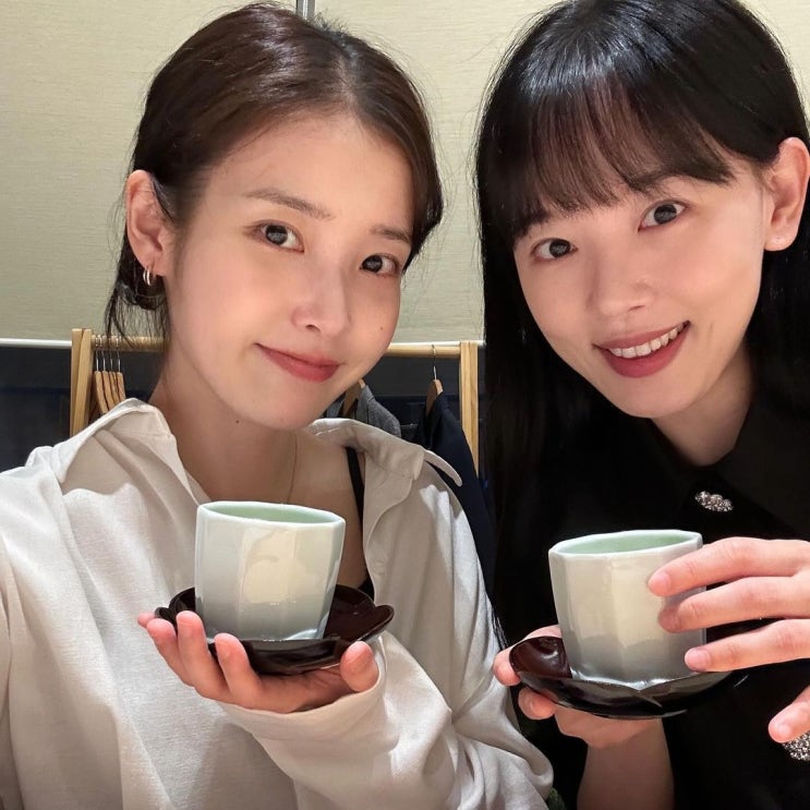 아이유, 강한나와 다정한 투샷...빛나는 미모 케미 아이유, 강한나와 다정한 투샷...빛나는 미모 케미