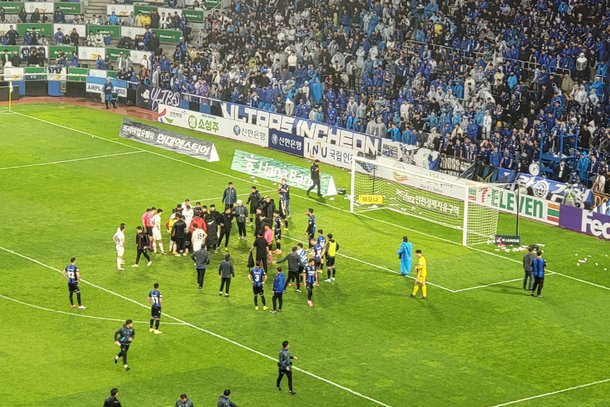 FC 서울 <b>기성용</b> 급소를 강타해버린 <b>인천</b> 유나이티드 서포터의... 