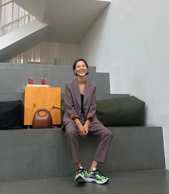  옷잘러 여자 연예인들의 인스타에서 자주 보이는 나이키 인기 여성 신발로 런닝화 베이스의 줌 보메로 5