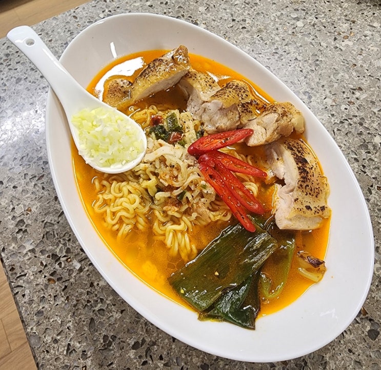 닭 라면 - 꼬꼬면과 닭다리살로 만드는 미친 닭국물맛의 라면레시피