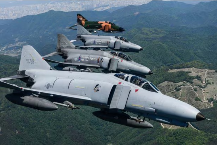 한반도” F-4 <b>팬텀</b> 국토 고별 <b>비행</b>...‘후배’ KF-21 동행