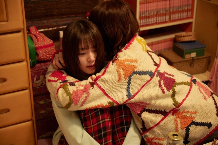 <아침이 오면 공허해진다> 리뷰: 스캔들 이후 카라타 에리카의 삶이 투영된 재기작 <아침이 오면 공허해진다> 리뷰: 스캔들 이후 카라타 에리카의 삶이 투영된 재기작
