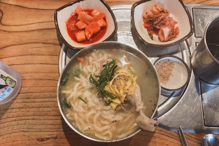  난곡사거리 한양칼국수닭갈비의 닭반마리칼국수나 초계국수 훌륭.