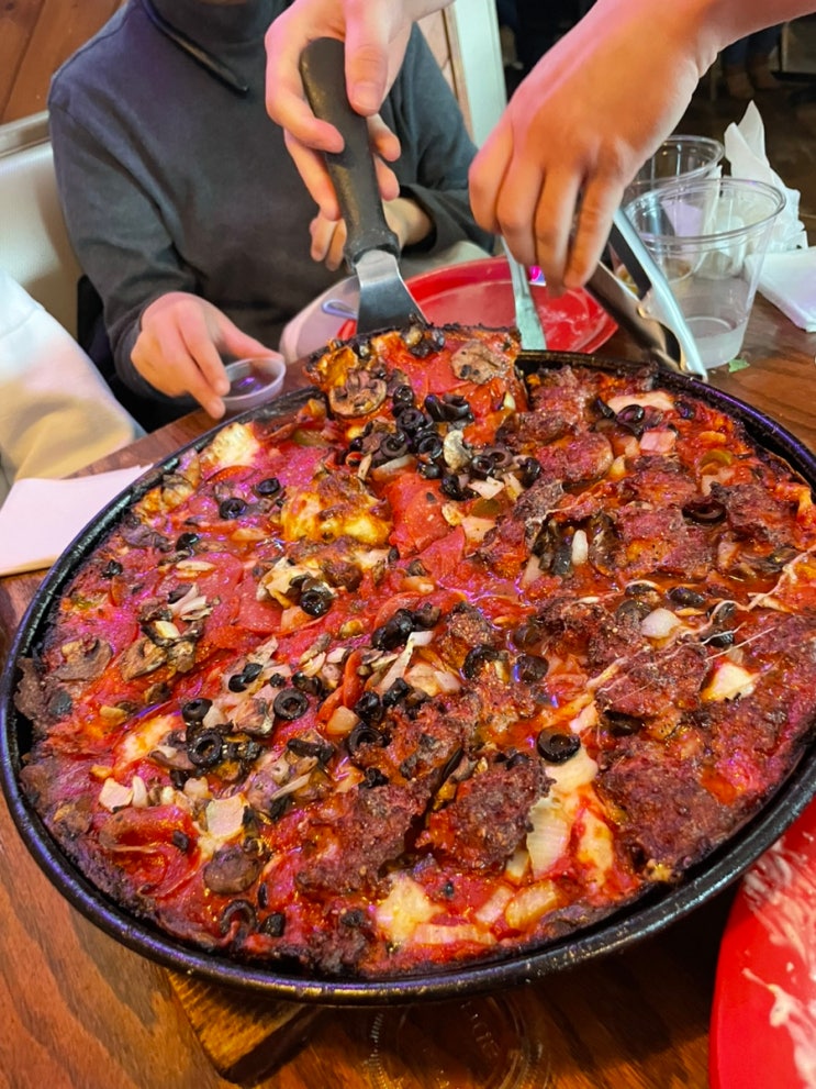  시카고 피자 로컬 찐 맛집 두 곳 : Pequod's pizza, Chicago Pizza and Oven Grinder Company