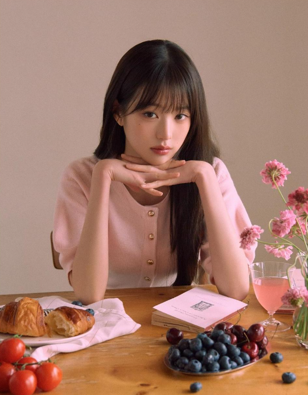  여자 여름 데일리룩으로 함께하기 좋은 장원영과 함께한 브랜드 로라로라의 파스텔 핑크 반팔 여성 니트 가디건 코디