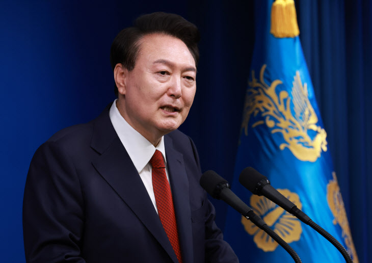 윤 대통령 “대통령실에 ‘<b>저출생수석실</b>’ <b>설치</b> 준비하라” 지시