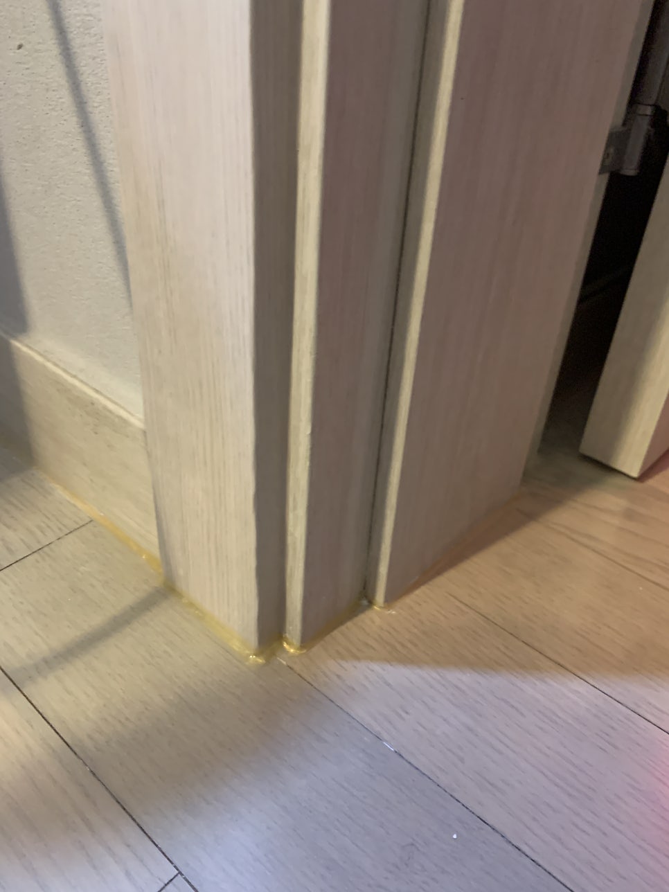 문틀시트지 강아지이빨자국 복원