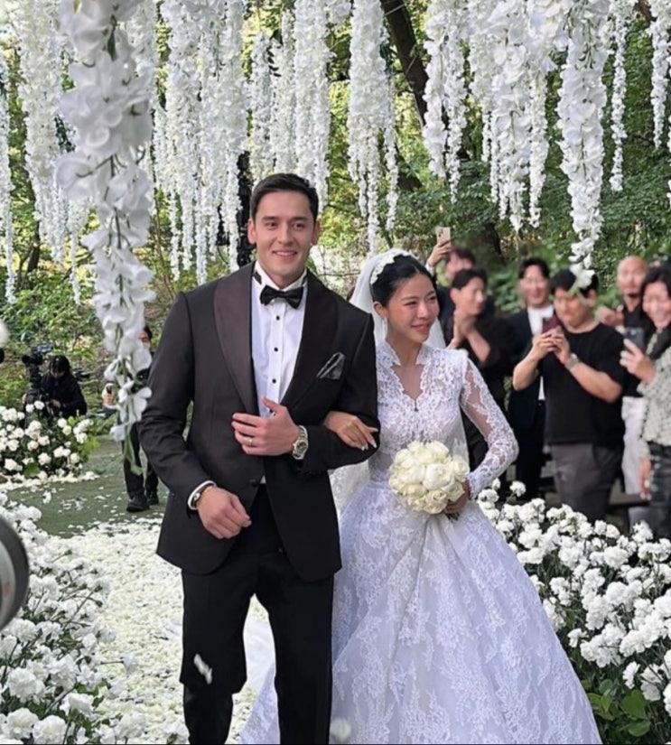 <연예가핫이슈> 줄리엔강제이제이, 화려한 야외 결혼식 파티 "이제 품절 됐습니다" <연예가핫이슈> 줄리엔강제이제이, 화려한 야외 결혼식 파티 "이제 품절 됐습니다"